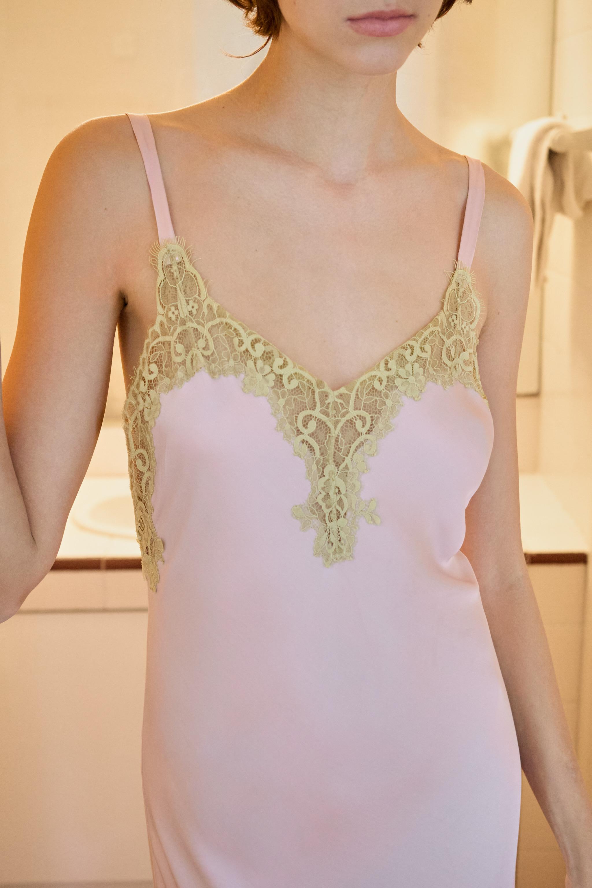 ROBE MI-LONGUE SATINÉE AVEC DENTELLE